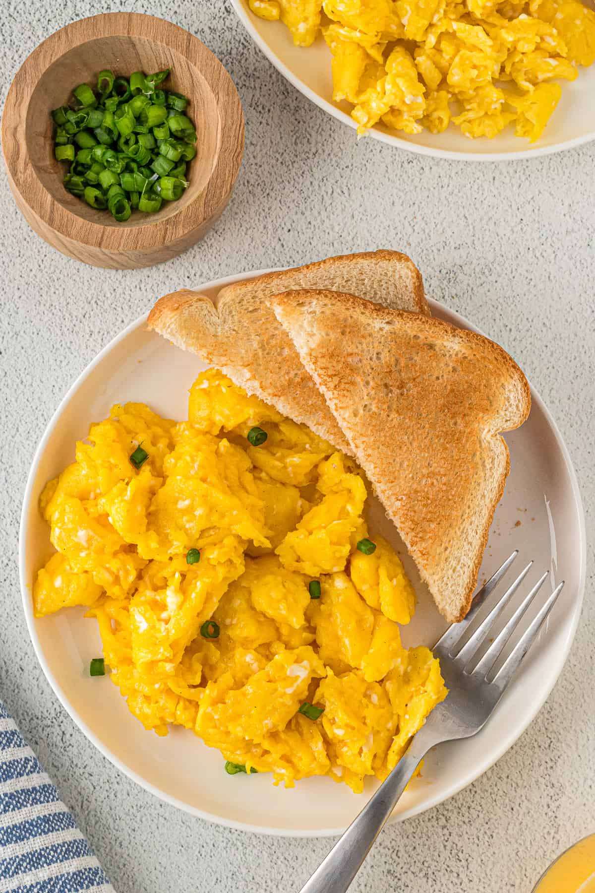 Scrambled eggs without milk on a plate.